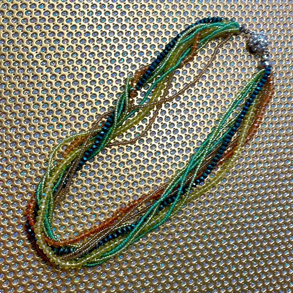 Beautiful iridescent necklace w/ magnetic closure.